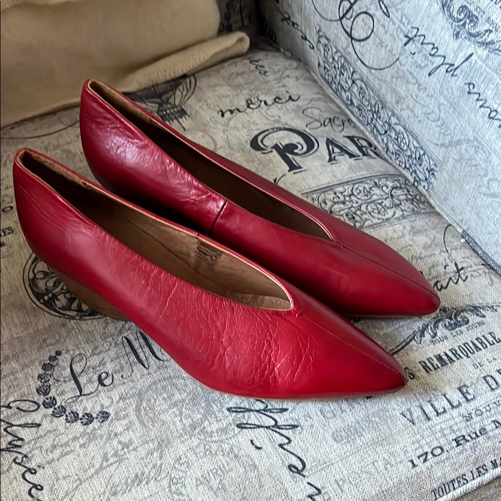 New Miz Mooz Women's Red Pointed Leather pumps